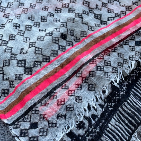 Patterned Ann Taylor Wrap Scarf - Picture 4 of 4